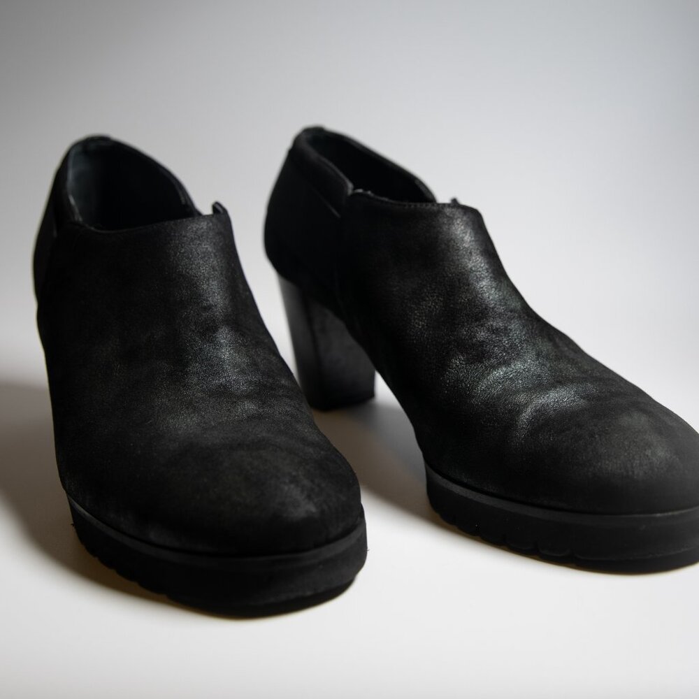 Amalfi metallic black suede US 11 heel